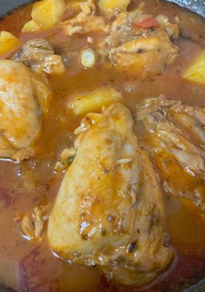 Una foto de Pollo en salsa con patatas