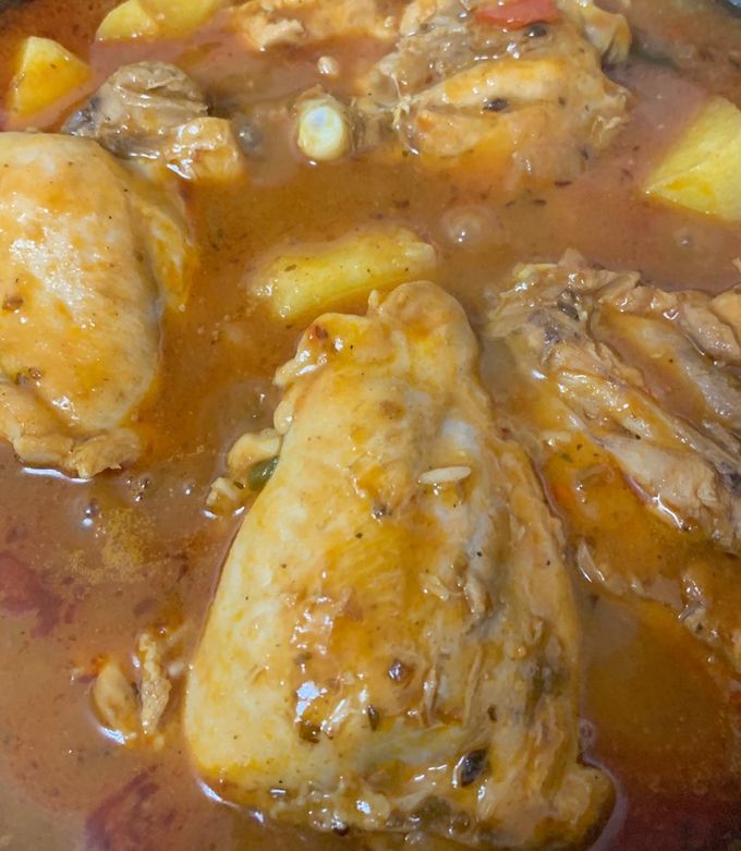 Foto principal de Pollo en salsa con patatas
