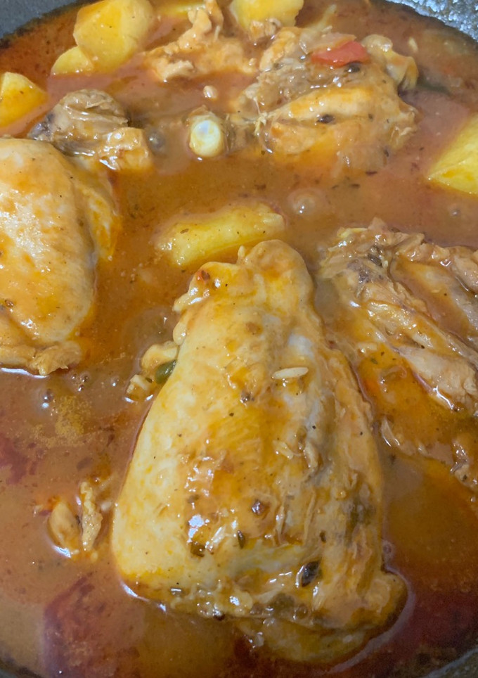 Una foto de Pollo en salsa con patatas