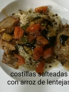 Una foto de Costillas salteadas con arroz de lentejas