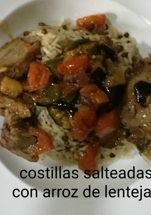 Una foto de Costillas salteadas con arroz de lentejas