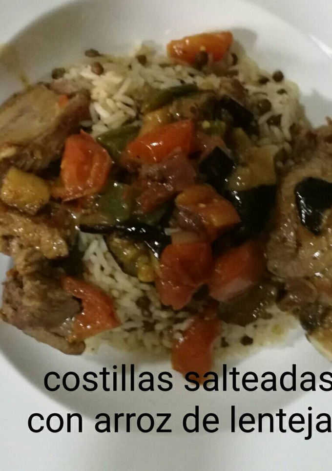Una foto de Costillas salteadas con arroz de lentejas