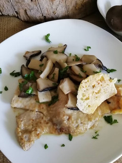 Foto di Scaloppine con funghi porcini e chips di parmigiano reggiano croc