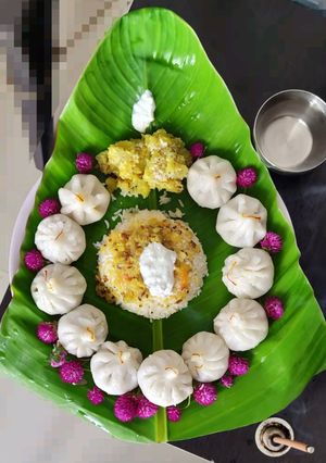 उकडीचे मोदक (ukadiche modak recipe in marathi) रेसिपी चे मुख्य फोटो 