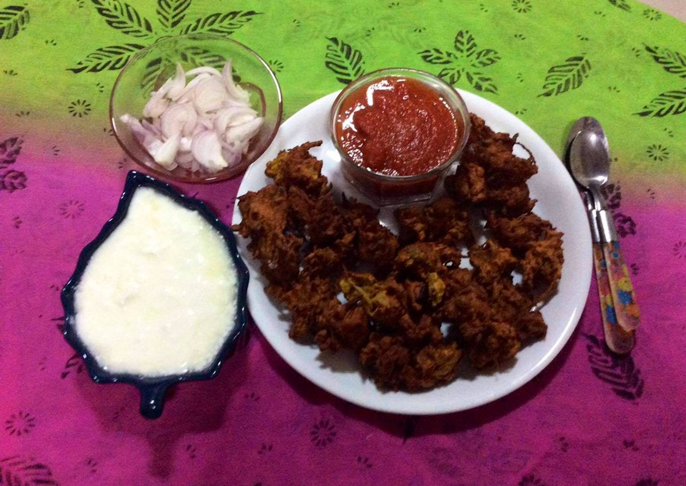 Crispy bottle gourd, onion and carrot pakora