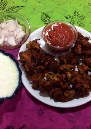 A picture of Crispy bottle gourd, onion and carrot pakora.