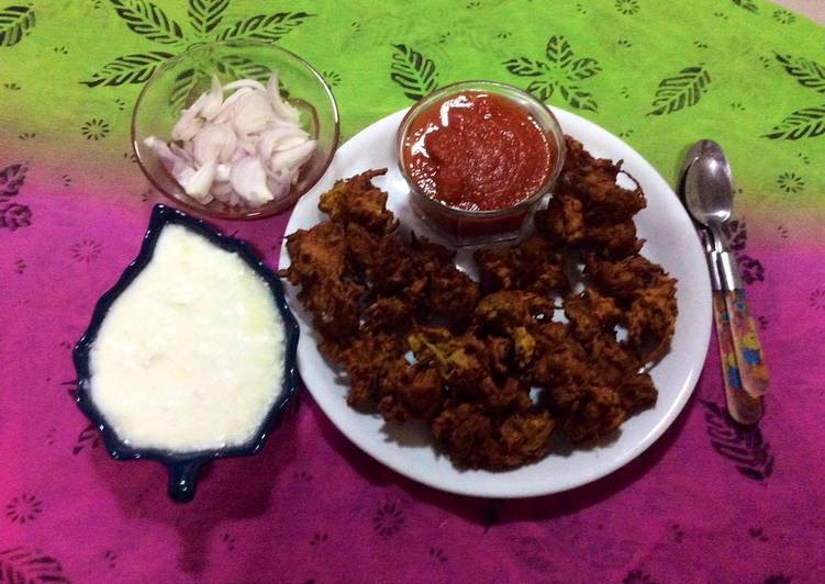 Steps to Make Any-night-of-the-week Crispy bottle gourd, onion and carrot pakora