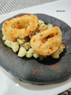 Una foto de Coca de calamares dos texturas