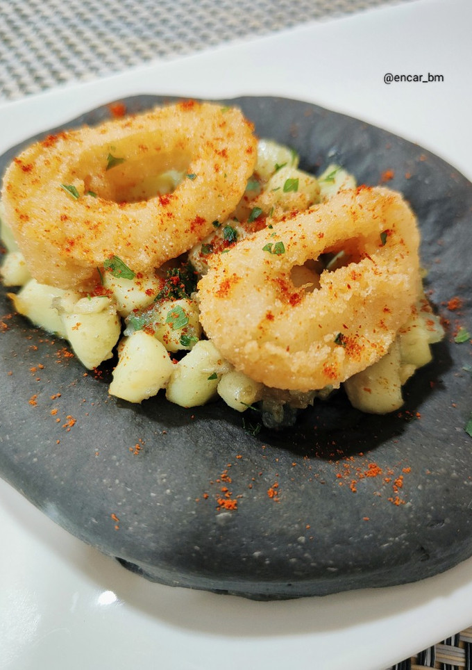 Una foto de Coca de calamares dos texturas