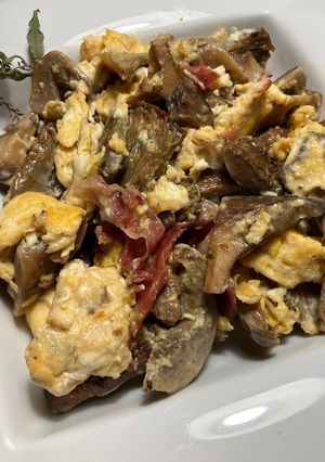 Foto principal de Revuelto de setas con jamón y un ajo