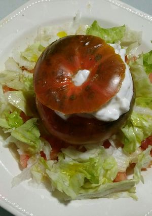 Una foto de Ensalada de tomate relleno