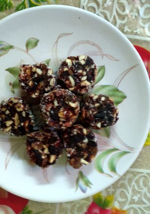 खजूर बर्फी (khajoor barfi recipe in marathi) रेसिपी चे मुख्य फोटो 