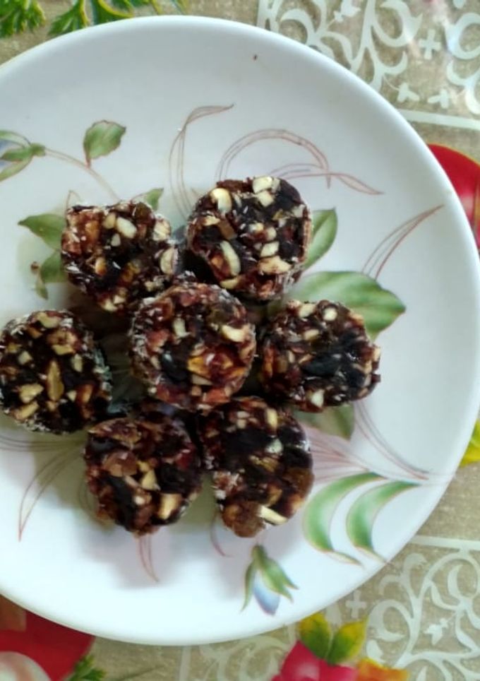 खजूर बर्फी (khajoor barfi recipe in marathi) रेसिपी चे मुख्य फोटो 