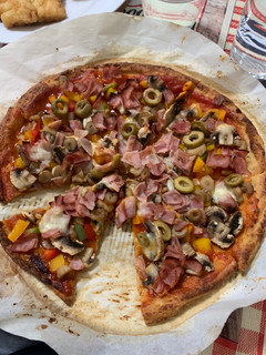 Una foto de Pizza de masa de coliflor con verduras, jamón York y queso