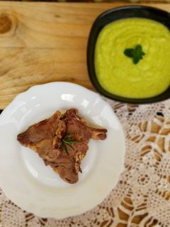 Foto di Agnello scottadito con crema di fave e pecorino
