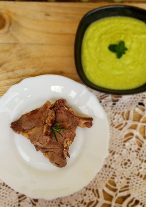 Foto di Agnello scottadito con crema di fave e pecorino