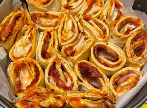Foto di Rotolini salame e formaggio al forno