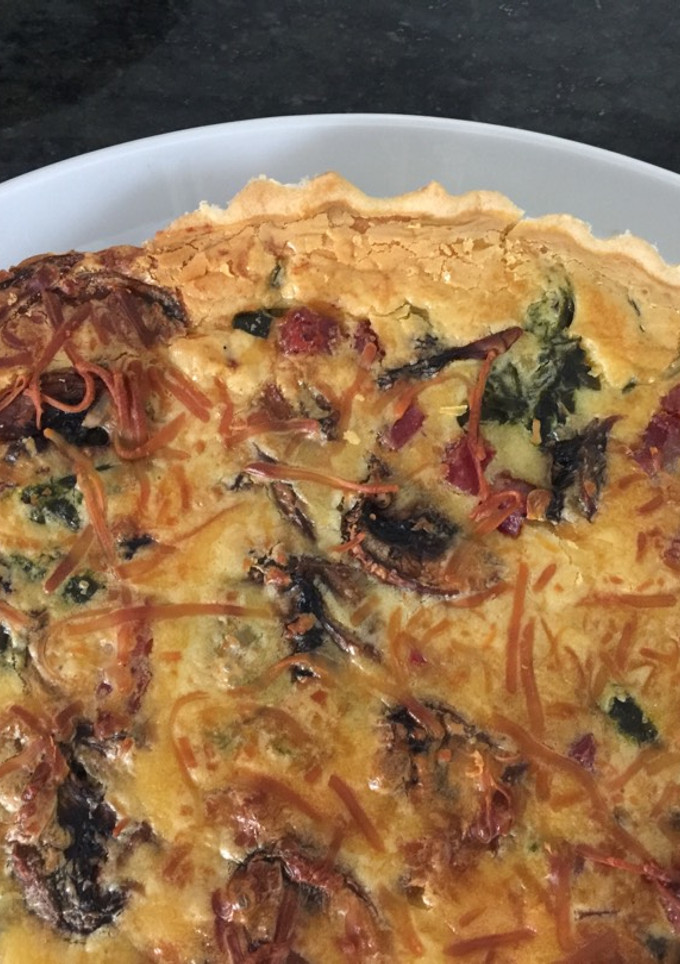 Una foto de Quiche de acelgas y champiñones