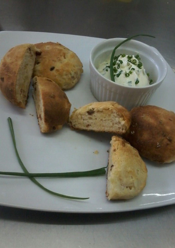Una foto de Bollitos de cebolla caramelizada y panceta crocante