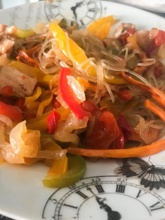 Una foto de Fideos chinos con pollo y verdura