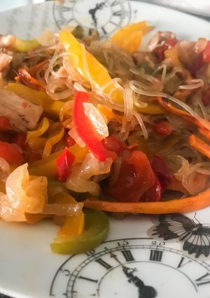 Una foto de Fideos chinos con pollo y verdura