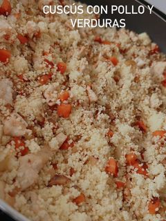 Una foto de Cuscús con pollo y verduras