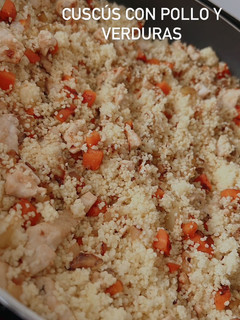 Una foto de Cuscús con pollo y verduras