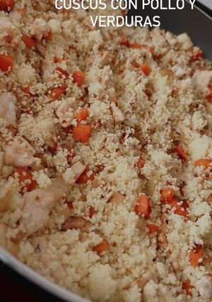Una foto de Cuscús con pollo y verduras