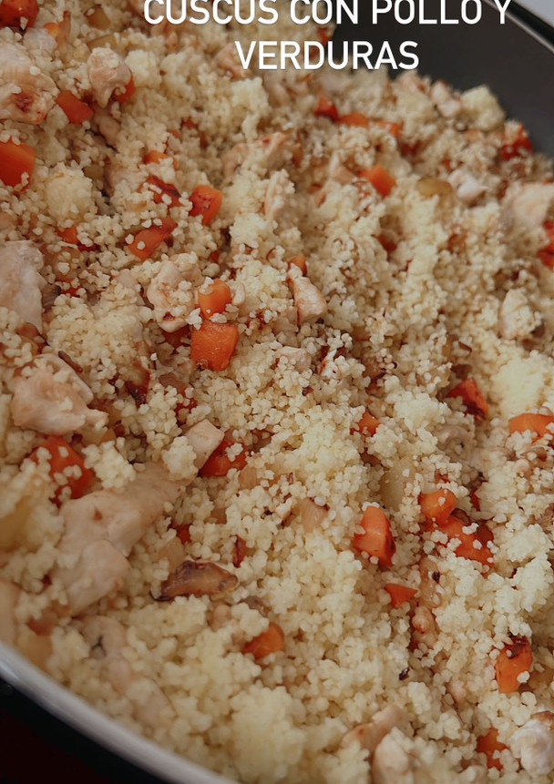Una foto de Cuscús con pollo y verduras