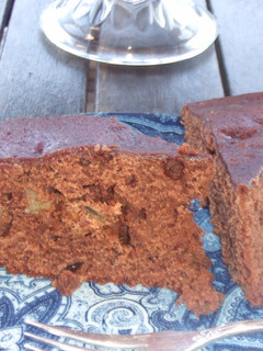 Una foto de Tarta de cacao con frutos secos, pasas de uva y semillas