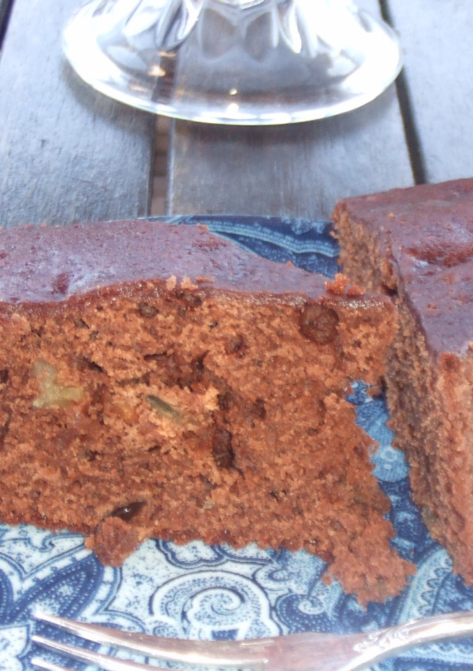 Una foto de Tarta de cacao con frutos secos, pasas de uva y semillas