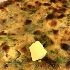 A picture of Methi Paratha.