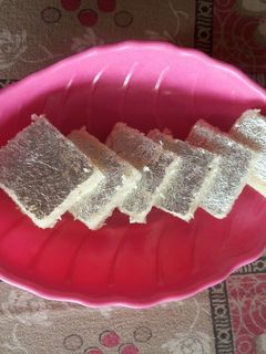 કોકોનટ બરફી (Coconut Barfi Recipe In Gujarati) રેસીપી મુખ્ય ફોટો
