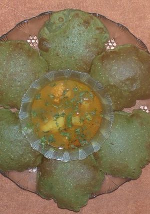 A picture of Indori Palak poori.