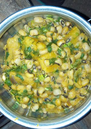 A picture of Porridge yam and beans and spinach.