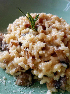 Una foto de Risotto de bacon y setas variadas