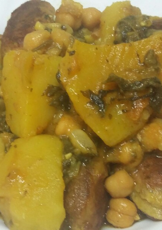Una foto de Potaje de espinacas y albóndigas de bacalao