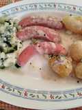 Salchichas o Longanizas Fresca de Pollo con Papas y Calabacín en Salsa al Roquefort