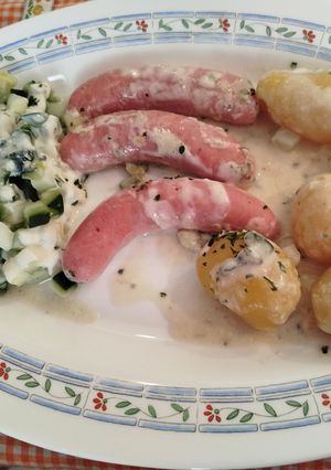 Una foto de Salchichas o Longanizas Frescas de Pollo con Papas y Calabacín en Salsa al Roquefort