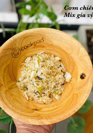 Hình của món Cơm chiên ghẹ mix gia vị rắc rong biển.