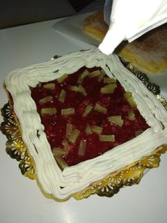 Una foto de Tarta de nata piña y mermelada de fresa