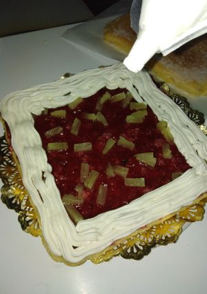 Una foto de Tarta de nata piña y mermelada de fresa
