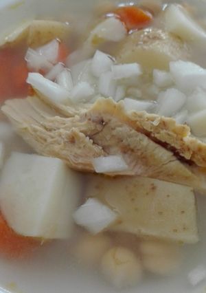 Una foto de Caldo de pollo con verduras