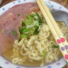 Ham Noddle ala Singapore & Hongkong untuk sarapan! (Dengan Resep Sup Kaldu Homemade) রেসিপির প্রধান ছবি