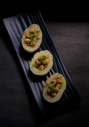 A picture of Kulle Chaat or Kuliya, an old Delhi style.