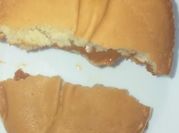 Una foto de panqueque con leche condensada