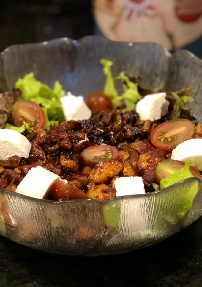 Una foto de Ensalada templada de pollo y gambas con mermelada de melocotón