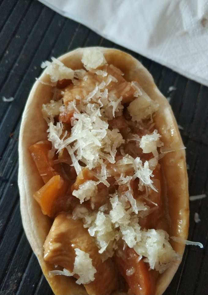 Una foto de Barquitas de pollo teriyaki, pimientos y cebolla