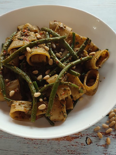 Foto di Calamarata con pesto di basilico, fagiolini e pinoli