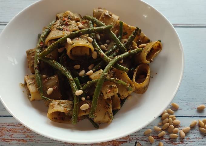 Modo semplice a Fai Qualsiasi notte della settimana Calamarata con pesto di basilico, fagiolini e pinoli